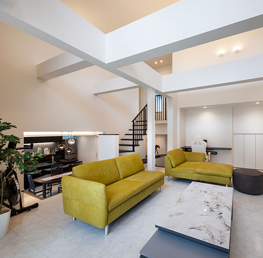 2階の2部屋をなくしてリビングに吹き抜けを。ホテルライクな空間にこだわりが光る家